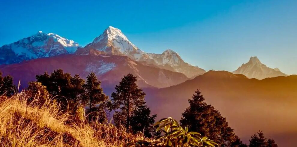 “Ghorepani Poon Hill Trek in Nepal featuring panoramic sunrise views of the Annapurna and Dhaulagiri Himalayan ranges.”
