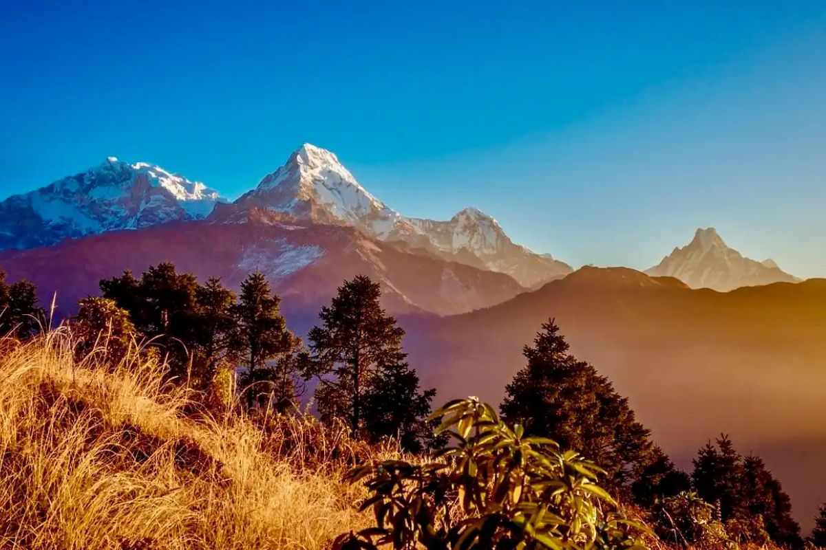 “Ghorepani Poon Hill Trek in Nepal featuring panoramic sunrise views of the Annapurna and Dhaulagiri Himalayan ranges.”